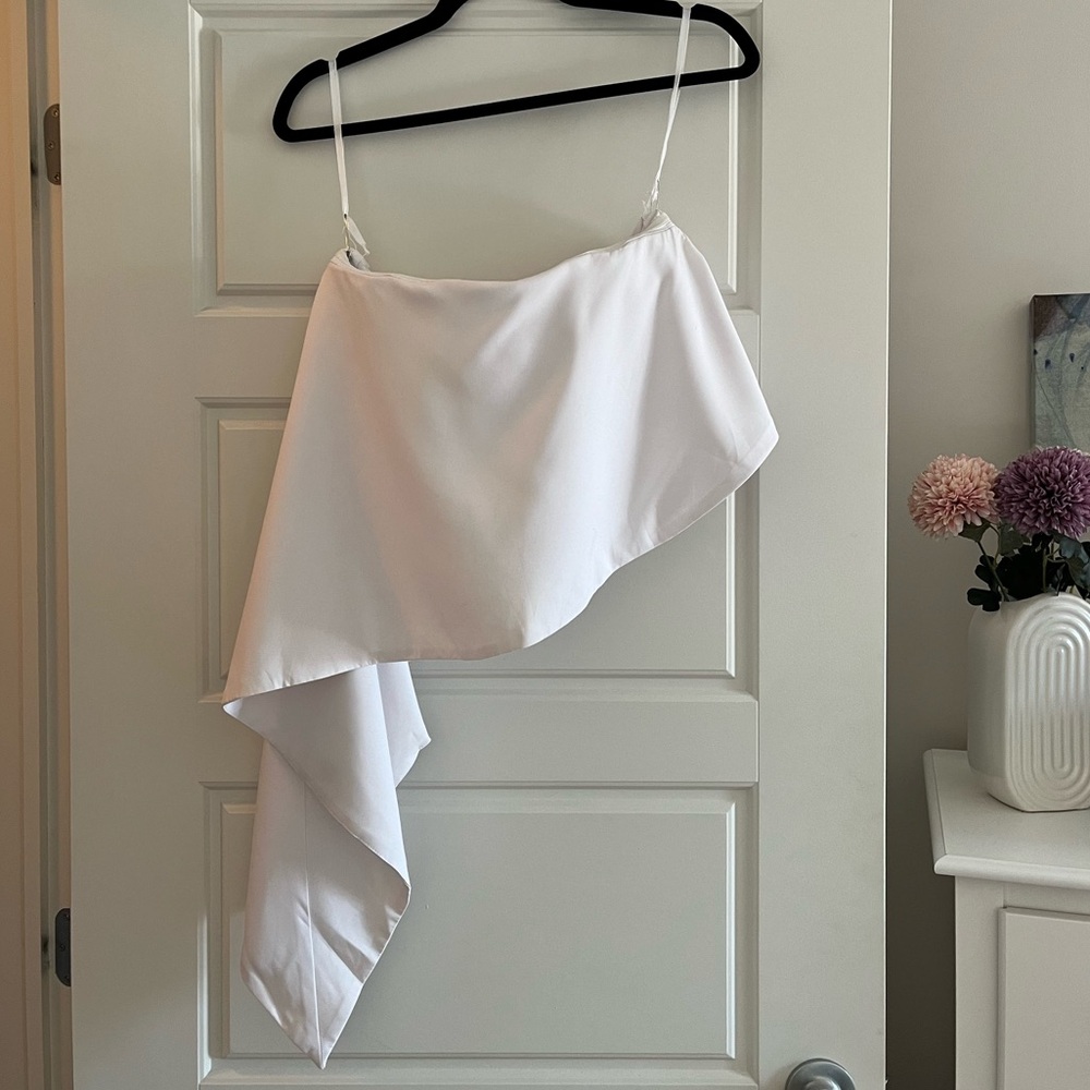 PRE-OWNED Premonition Elegant White Asymmetrical Top | M